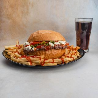 Hamburger s pomfritom i piće