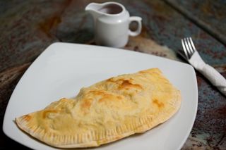 Pizza Calzone sa piletinom