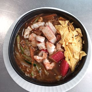 029. Ramen con frutti di mare e uova - noodles con brodo