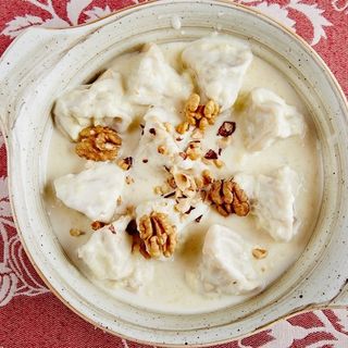 ხინკილები ყველის სოუსით  (ულუფაში 10 ცალი ხინკილაა ქალაქური)