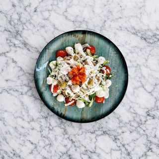 Salata Capri s Tunom