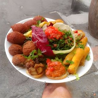 Piatto falafel con patatine