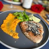 Стек от риба тон с кокосово пюре от тиква, лайм и цветен сусам