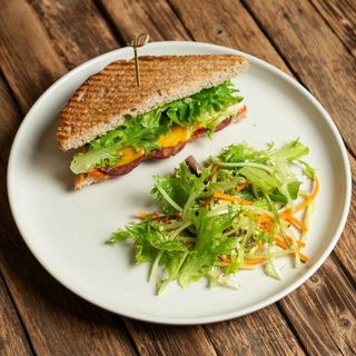 Сендвіч з veg-ковбасою, томатами, сиром чеддер і соусом тар-тар (150г)