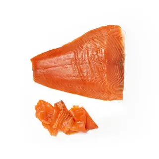 Salmón ahumado Carpier cortado a cuchillo. Acompañado de salsa tártara