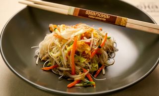 Spaghetti di riso saltati con verdure