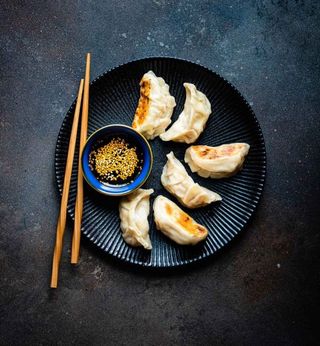 Ravioli alla piastra con maiale e verdure