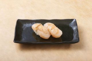 Nigiri hotate aburi (2 uds.)