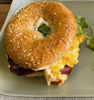 Bagel de Bacon, Ovo Mexido e Queijo
