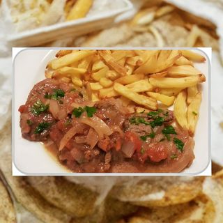 Bifinhos de Vitela Cebolada com Arroz e Batatas Fritas
