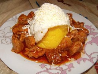 Tochitura dobrogeana cu mamaliguta 800 gr.