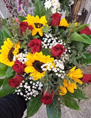 Bouquet rose rosse e girasoli 