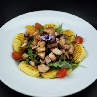 Salata calda cu caracatita si cartofi