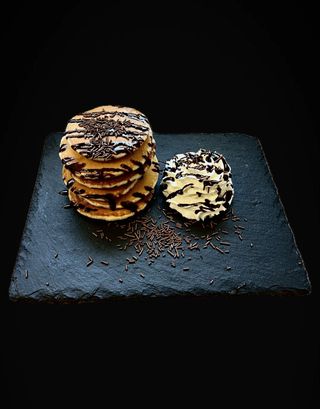 Pankejki z bitą śmietaną, polewą, posypką