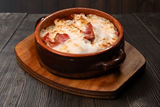 Cartofi cu mozzarella si bacon la cuptor