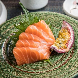 120. Sashimi salmone - 6 pezzi