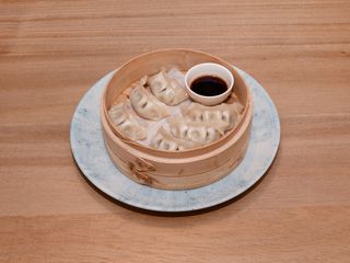 Gyoza di gamberi servita con salsa ponzu