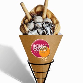 Gofr bąbelkowy z bitą śmietaną i polewą truskawkową