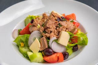 Salata sa tunjevinom 300gr