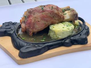 Stinco de Porc cu Cartofi Gratinati