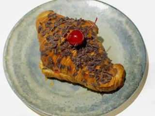 Круасан шоколад-вишня