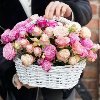 კალათა მდიდრული ვარდით 1118