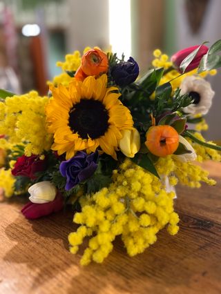 Bouquet di fiori colorati di stagione e mimosa 