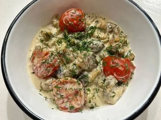 М'ясо чорноморського рапана у вершковому соусі з томатами та печерицями (280g)