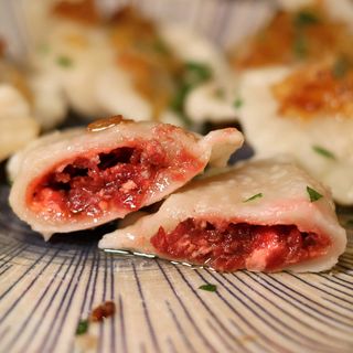 Pierogi con remolacha y queso feta