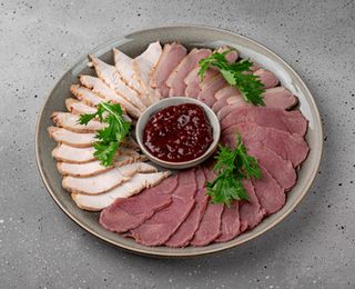 Platou de roastbeef, piept de rață și pastramă de curcan