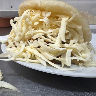 Arepa de carne mechada con queso amarillo