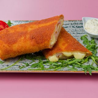 Pohovana sa pečenicom i kačkavaljem