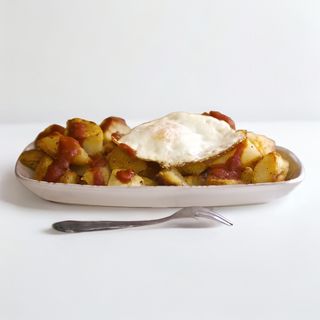 Patatas Bravas Más Huevos (Bandeja)