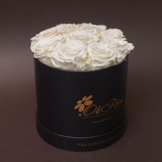 9 trandafiri criogenați albi în cutie de lux mica neagra