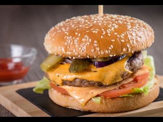 Телешки бургер с бекон