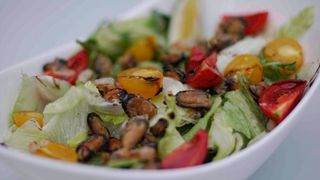 სალათი ზღვის პროდუქტების მიქსით