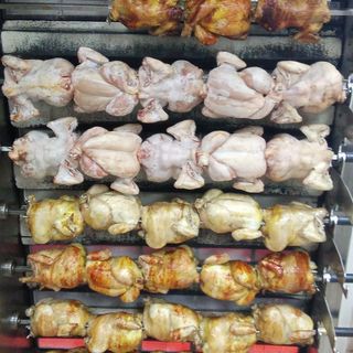 Pollo Asado Con Patatas Fritas Y Alioli