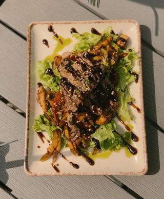 Салат Теплий з телятиною під ціитрусовим Теріякі (360г)