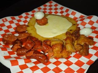 Arepa de chorizo y chicharrón (1 ud.)