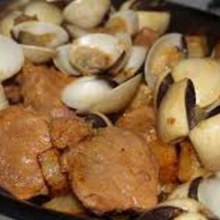 Carne de porco com amêijoas 