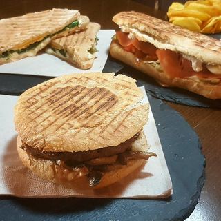 Hamburguesa con quesos fundidos, huevo plancha y jamón Nº3