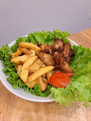 Pečena pileća krila s prilogom