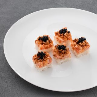 Sushi Cake z łososiem
