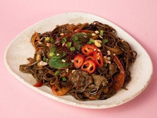 СОБА З ЯЛОВИЧИНОЮ ТА ГЛИВАМИ