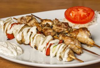 Pileći ražnjići sa grilovanim povrćem velika porcija