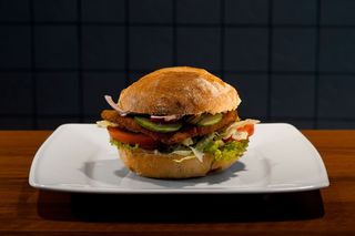 Bułka z filetem drobiowym