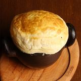 პელმენები ქოთანში ნაღების და ნივრის სოუსში/Dumplings in a pot with cream and garlic sauce