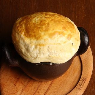 პელმენები ქოთანში ნაღების და ნივრის სოუსში/Dumplings in a pot with cream and garlic sauce