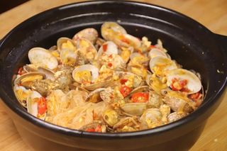 Spaghetti di soia con vongole e aglio