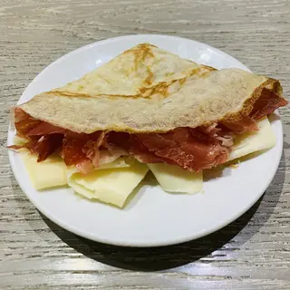 Crep Pernil Salat I Formatge